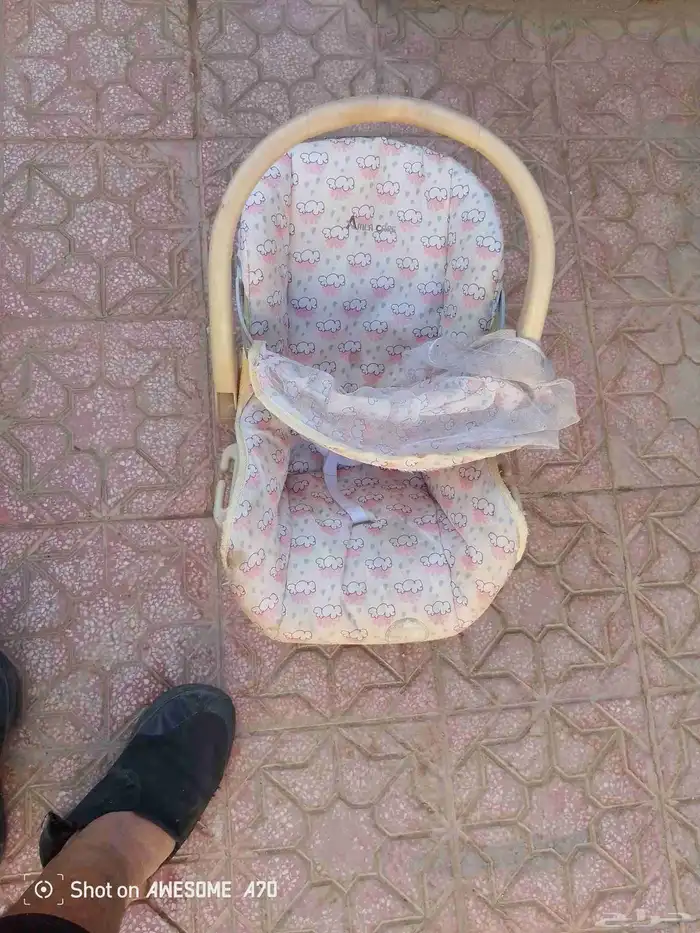 كرسى اطفال فى السيارة يركب و2 سخان كهربائي وسرير اطفال.وسيكل 1