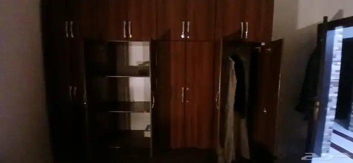 خزانة ملابس كبيرة السعر 200ريال قابل للتفاوض 0