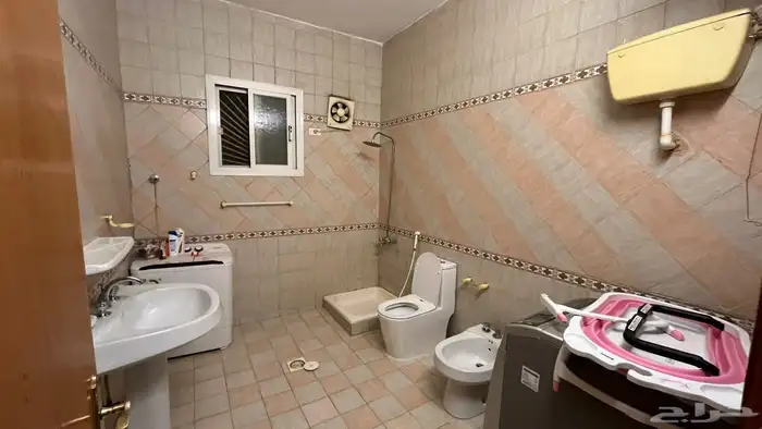 شقه بحوش للإيجار الحلقه الشرقيه 7