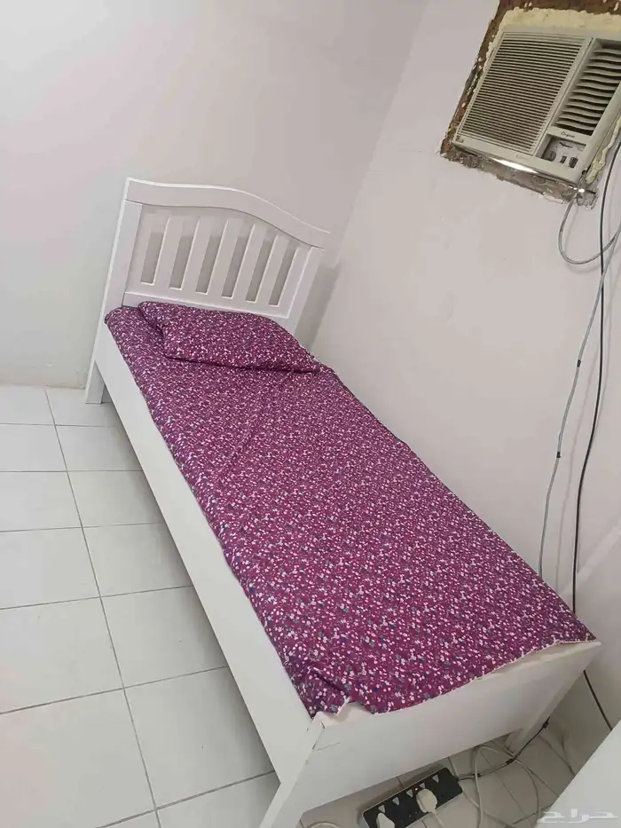 سريرين و دولاب و جلسة شكل L و 3 مكيفات شباك 1