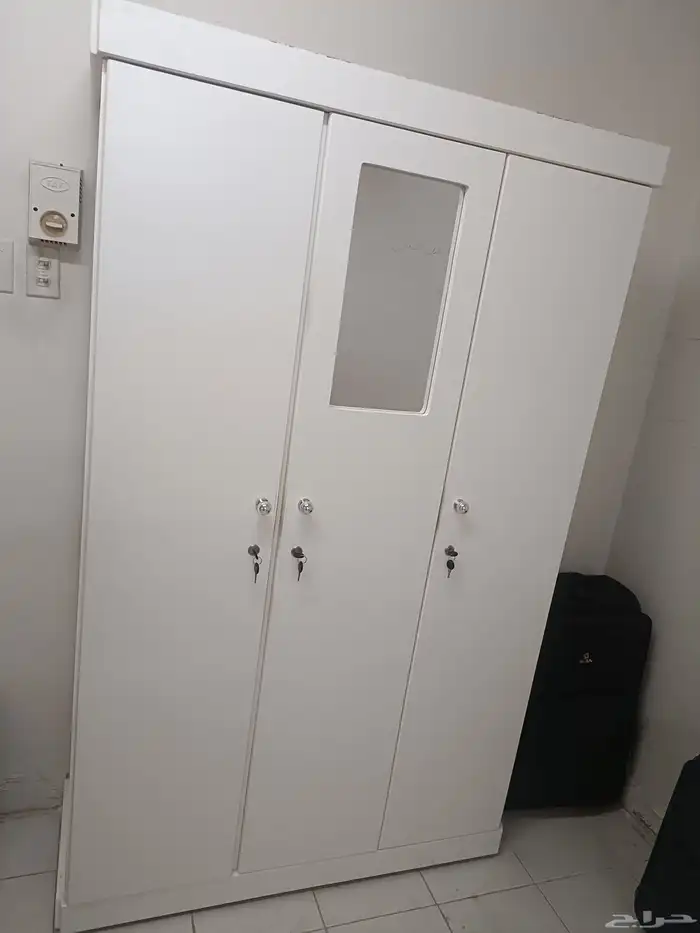 سريرين و دولاب و جلسة شكل L و 3 مكيفات شباك 0