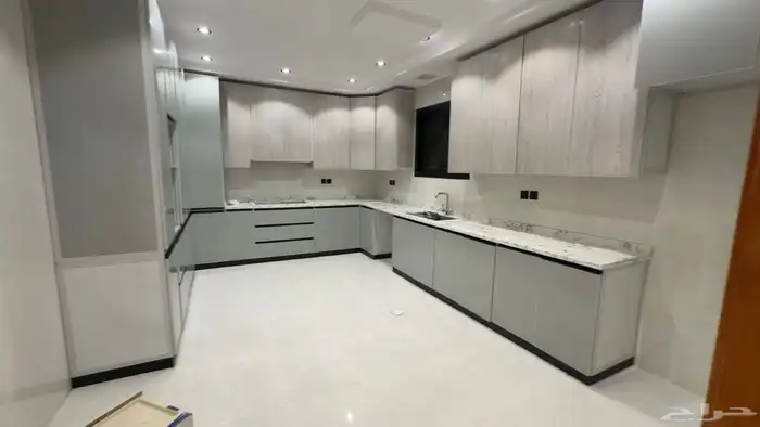 دور ارضي للبيع 6 غرف وصاله ومشب بحي البوادي 6