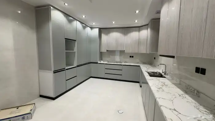 دور ارضي للبيع 6 غرف وصاله ومشب بحي البوادي 7