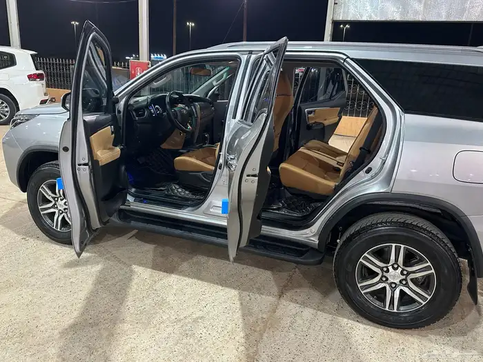 تويوتا فورشنر VX موديل 2023 عداد قليل بحالة الوكالة 9