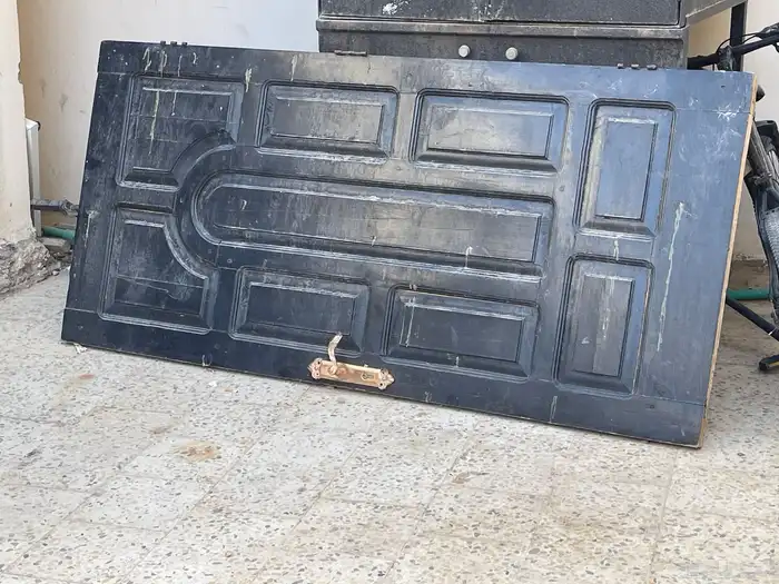 للبيع الباب سليم مفي اي كسر الباب الاحمر والاسواد 0