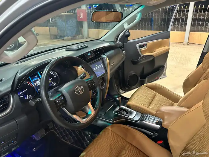 تويوتا فورشنر VX موديل 2023 عداد قليل بحالة الوكالة 15