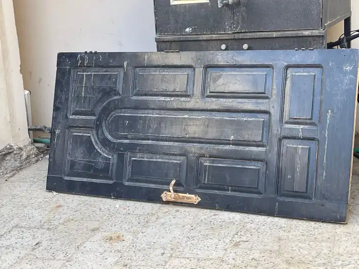 للبيع الباب سليم مفي اي كسر الباب الاحمر والاسواد 2