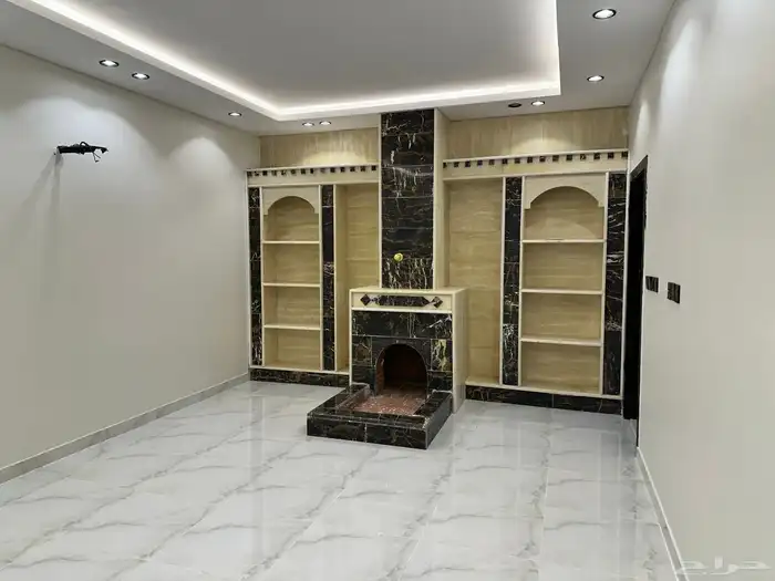 دور ارضي للبيع 6 غرف وصاله ومشب بحي البوادي 18