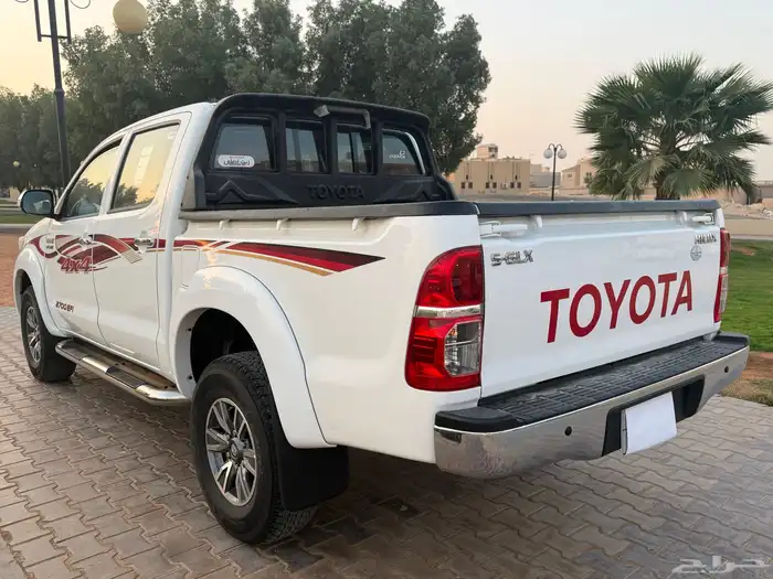 تويوتا هايلوكس 2015 S_GLX دبل سعودي شبه جديده مخزنه 12