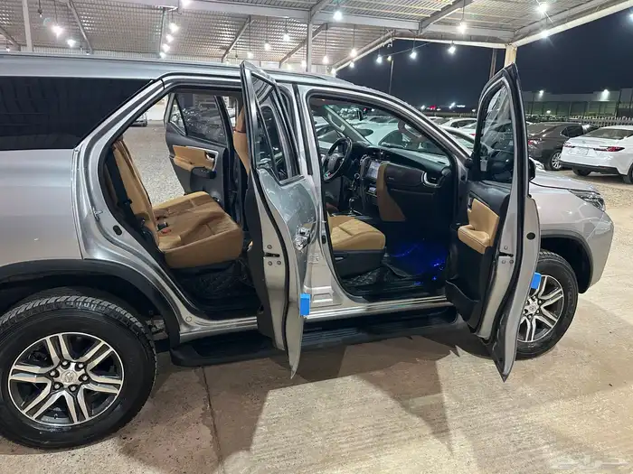 تويوتا فورشنر VX موديل 2023 عداد قليل بحالة الوكالة 19