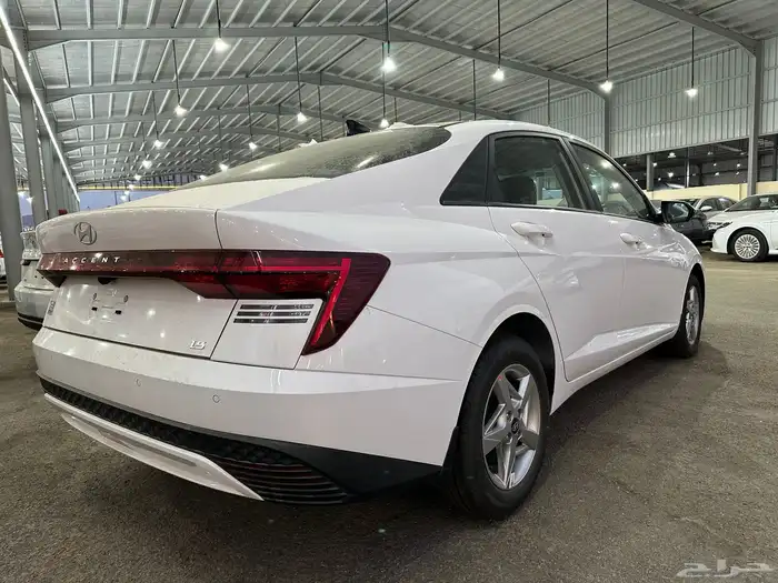 هيونداي اكسنت استاندر ابيض سقف اسود موديل 2026 4