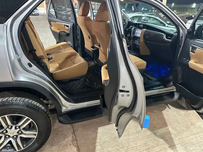 تويوتا فورشنر VX موديل 2023 عداد قليل بحالة الوكالة 20