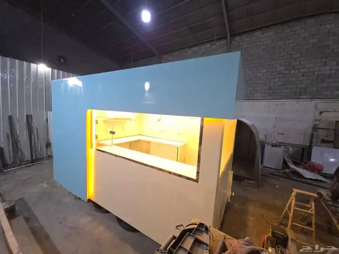 مواصفات العربه -1- مطبخ كامل مصنوع من الاستيل 2 جدران و 9