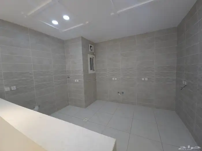 شقه فاخره ومرتبه للأيجار بحي الريان 4غرف و3 حمامات وصاله 8