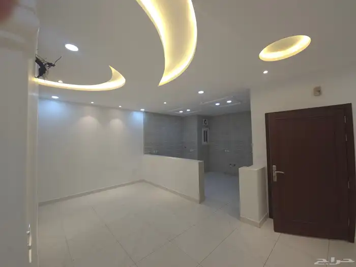 شقه فاخره ومرتبه للأيجار بحي الريان 4غرف و3 حمامات وصاله 7