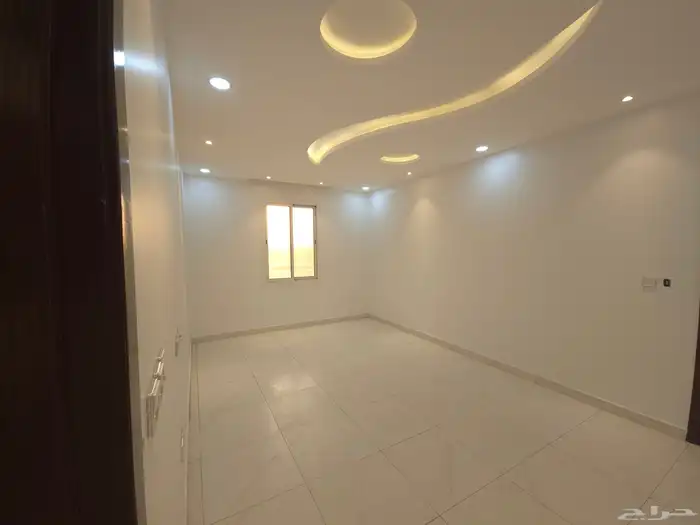 شقه فاخره ومرتبه للأيجار بحي الريان 4غرف و3 حمامات وصاله 4