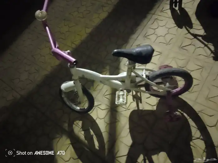 كرسى اطفال فى السيارة يركب و2 سخان كهربائي وسرير اطفال.وسيكل 9