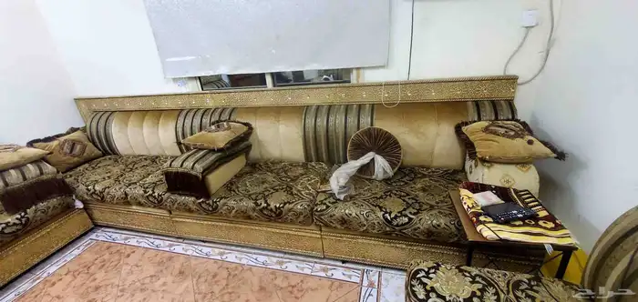 كنب مغربي 6 قطع وزاوية ذهبي 4 مدكاه 2