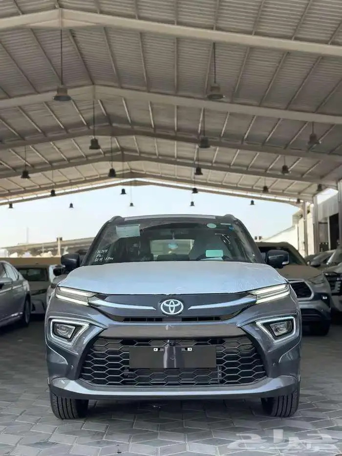 تويوتا اوربان كروزر GLX بنزين فل كامل موديل 2026 3