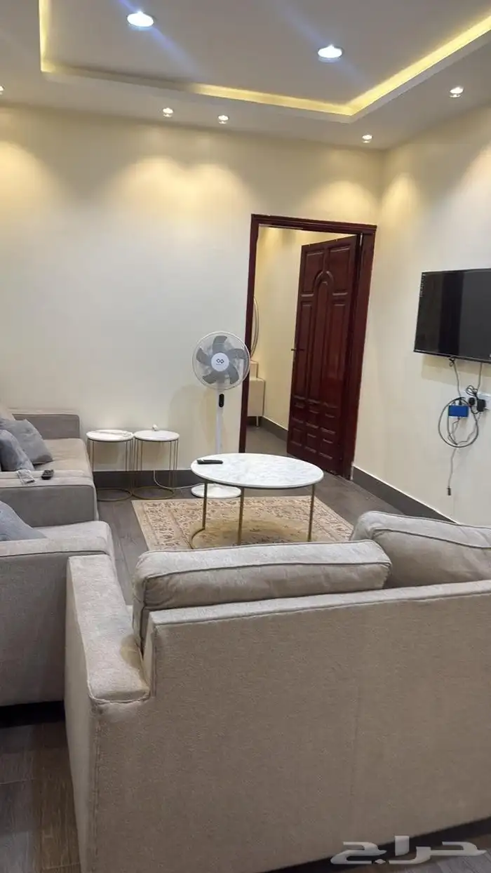 شقة مؤثثة غرفتين وصالة بسطوح خاص بيها 0