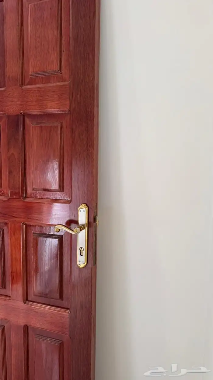للبيع باب شقة نظيف جدا و باب غرفة 2