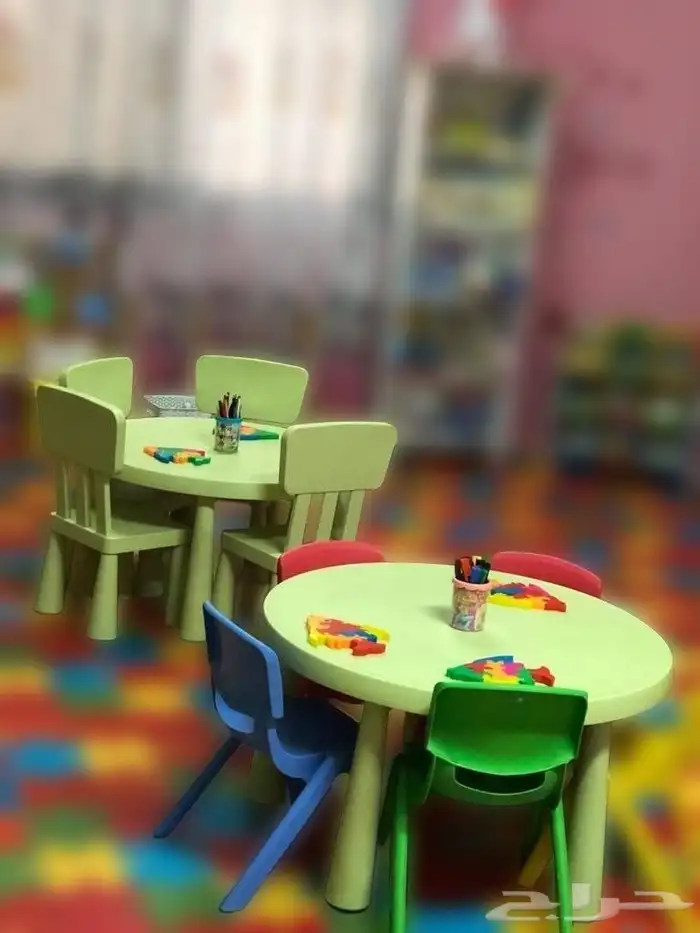 طاولات وكراسي ملونة فردية للاطفال للحضانات والروضة والدراسة 1