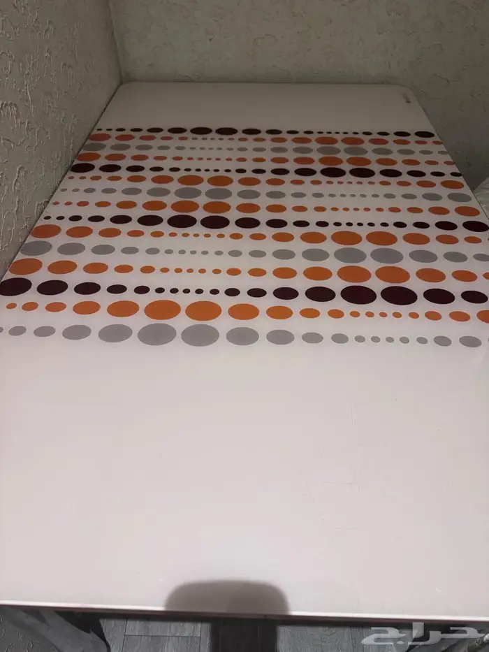 وطاولة طعام بدون كراسي وجهاز الغزال الطائر 0