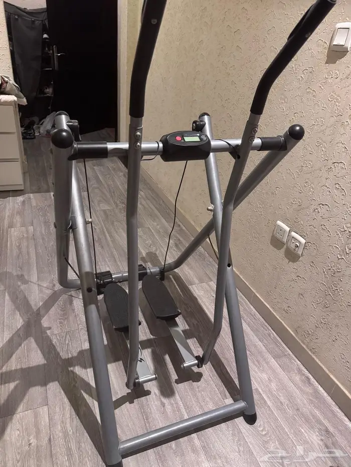 وطاولة طعام بدون كراسي وجهاز الغزال الطائر 1