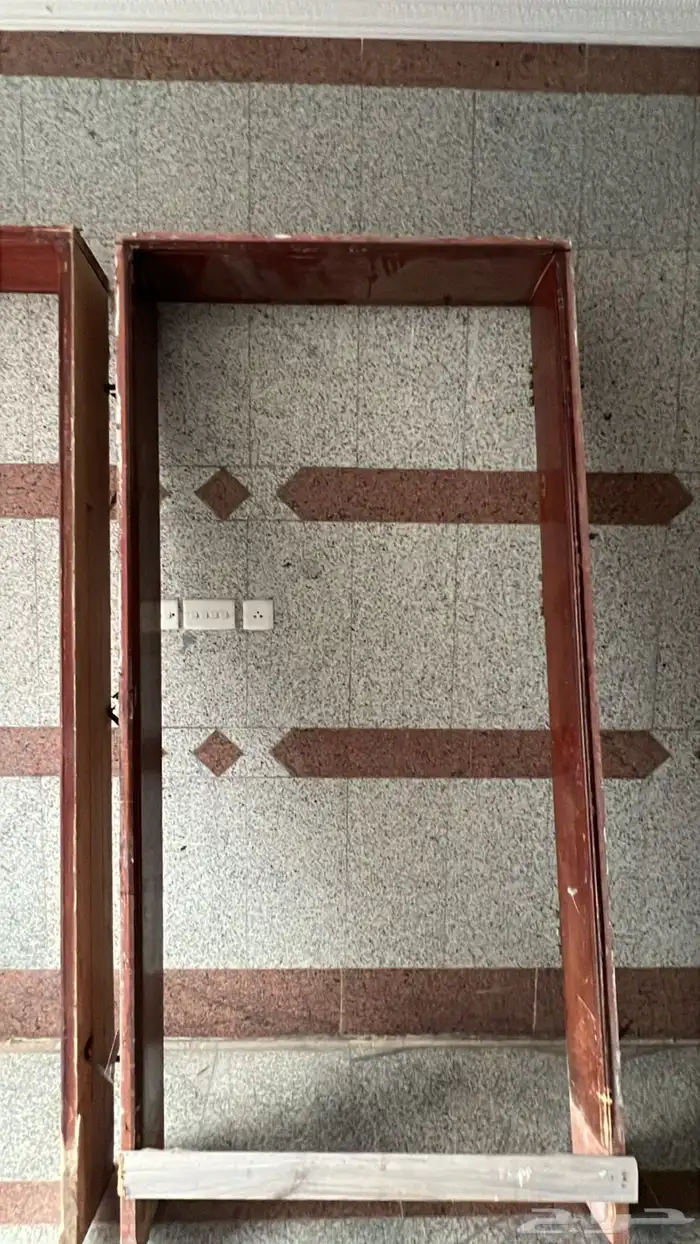 للبيع باب شقة نظيف جدا و باب غرفة 7