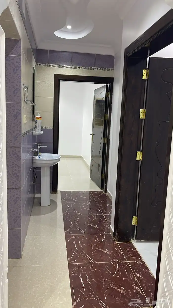 للإيجار شقة دور أرضي بحي الواسط 3