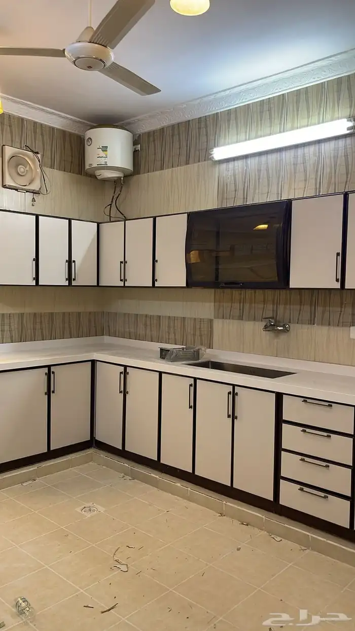 للإيجار شقة دور أرضي بحي الواسط 8