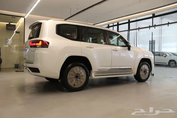 تويوتا لاندكروزر GXR L4 2025 بنزين 3