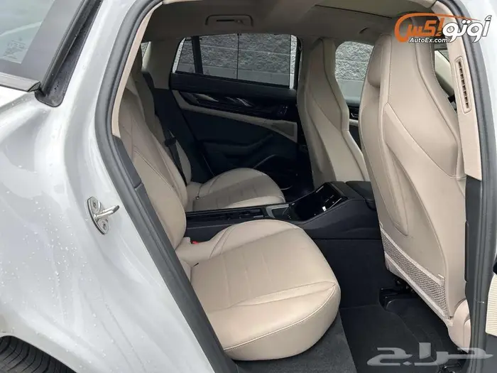 2025 بورشه باناميرا 4 13