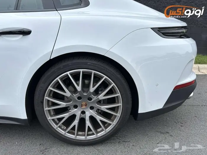 2025 بورشه باناميرا 4 18