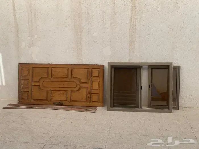 للبيع كنب وباب خشب ونافذة 0