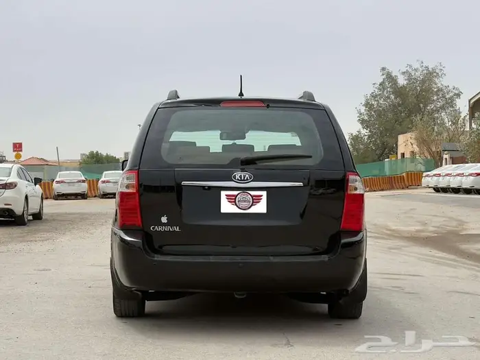 كيا كرنيفال 2011 8