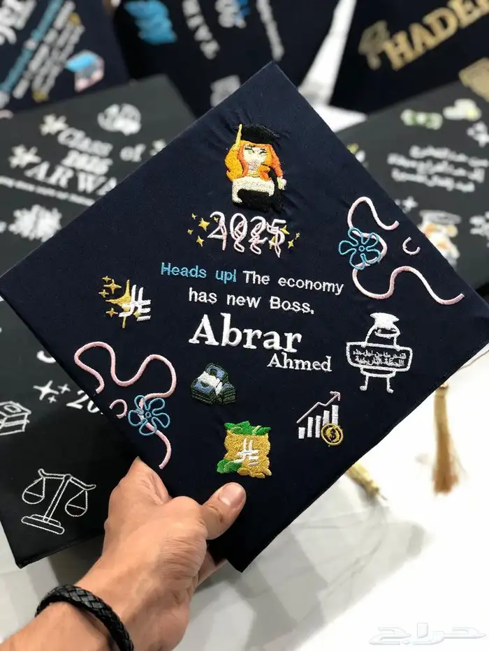لحظة التخرج تستاهل لمسة فخمة  وشاحات وقبعات مطرزة بتصميم 6