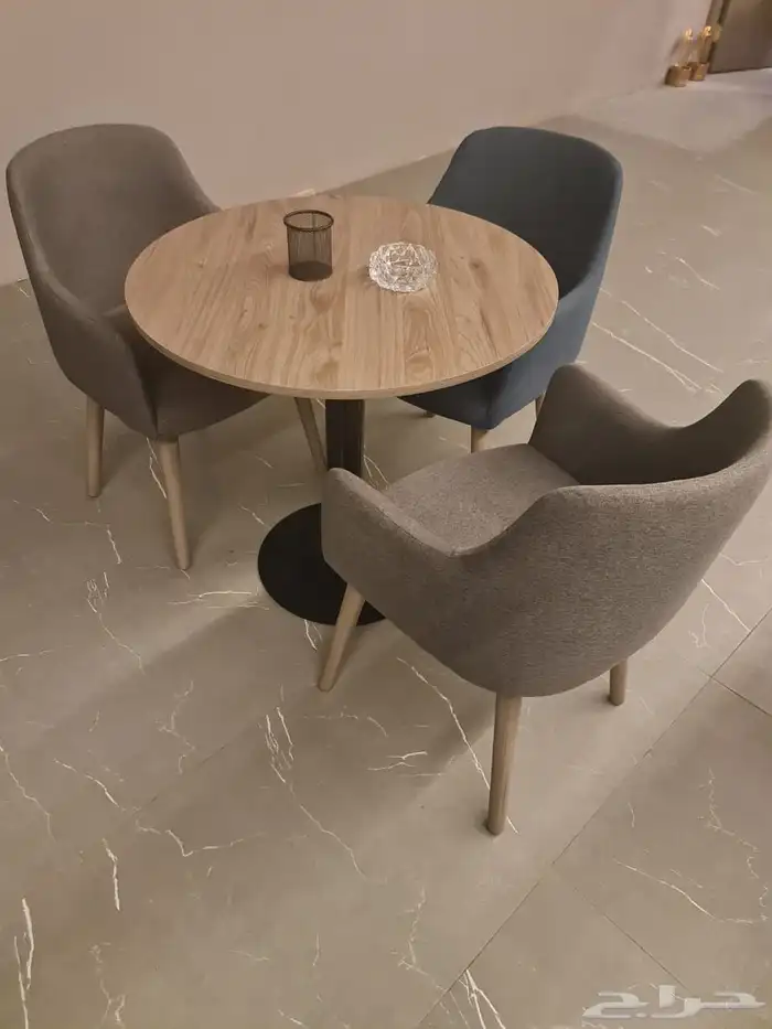 طاولات وكراسي 0