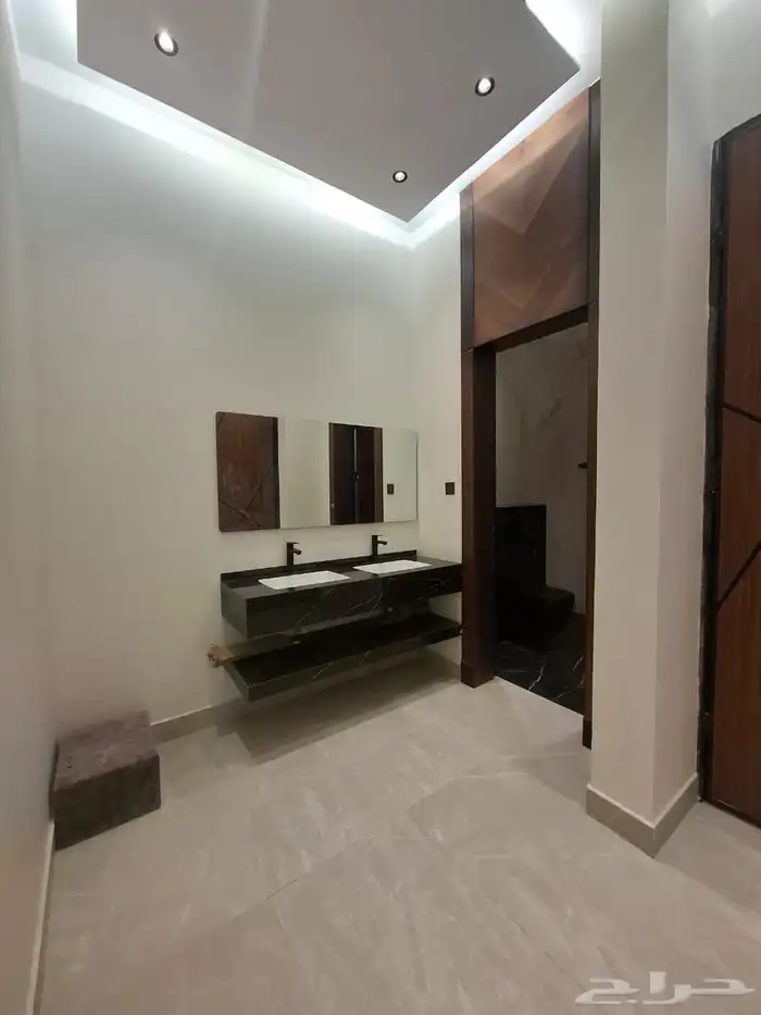 فيلا جديدة درج داخلي مع شقة للبيع بحي الرمال 10