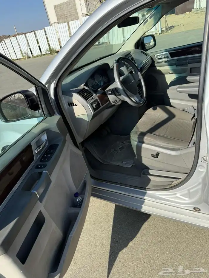 كرايسلر فوجر موديل 2010 4