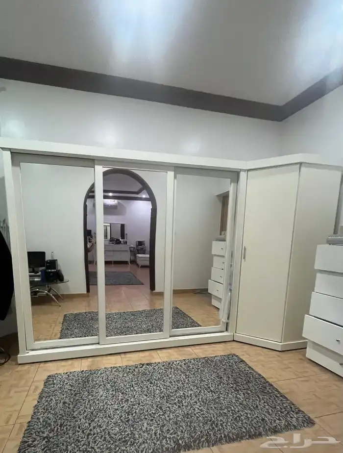 دولاب ثلاث فتحات مع زاويه 1