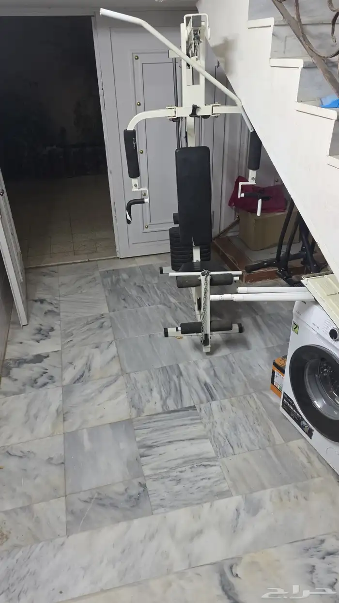 مجموعة أدوات رياضيه ولوحة جداريه وبعض الاجهزه الكهربائية 4