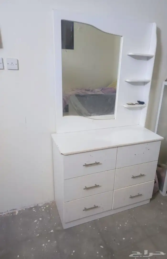 سرير مع تسريحه وكمودينو ومجلس مع سجاده 3