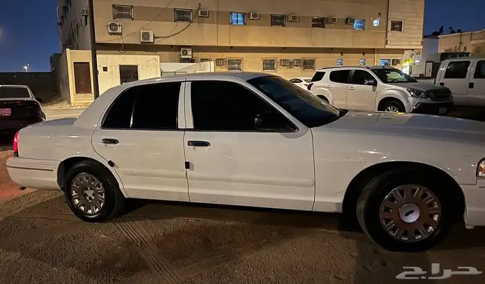 للبيع فورد بوليسي مخزن 6