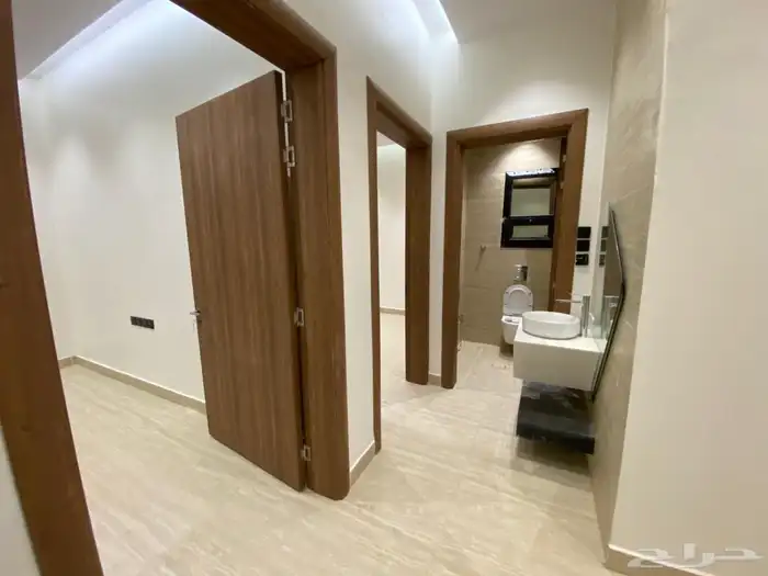 للإيجار دور أول فاخر حي المزيني 35 الف 9