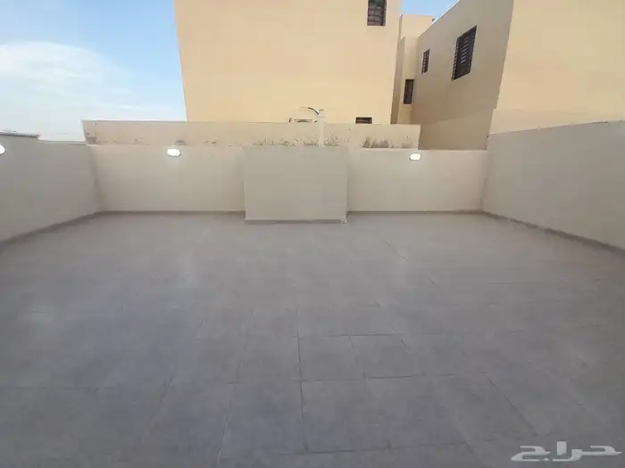 للبيع دور مع ملحق بمدخل سيارة تشطيبات فاخره بسعر 830الف 25