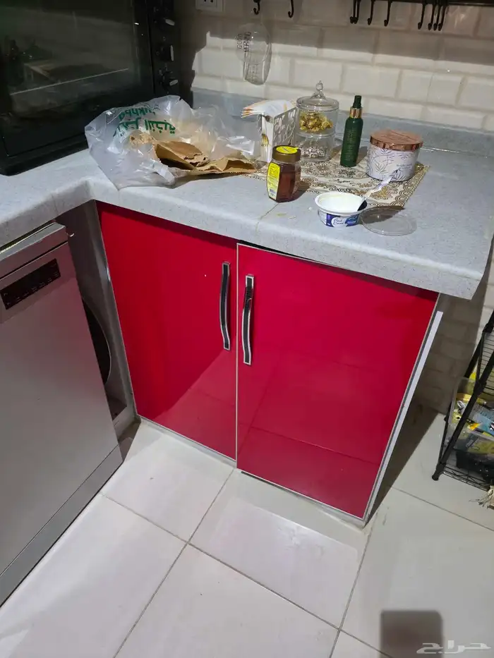 للبيع مطبخ كامل لونه احمر خشب مع رخام صناعي 3