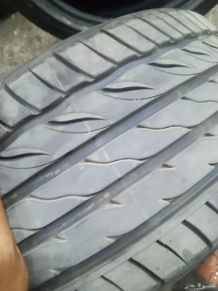 كفرات صيني شبه جديد مقاس 235 40 18 2