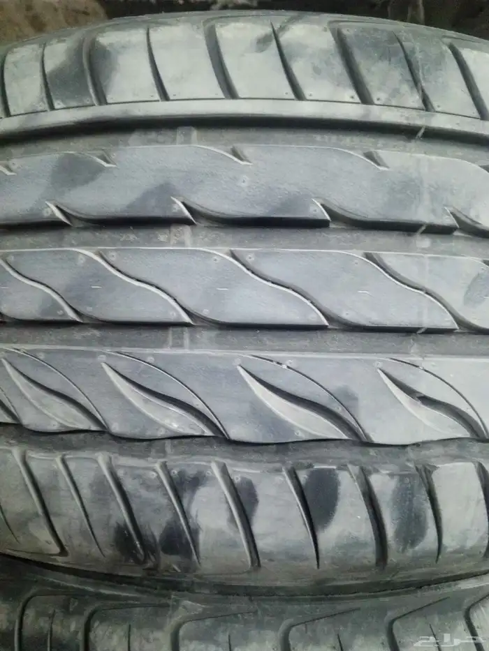 كفرات صيني شبه جديد مقاس 235 40 18 0
