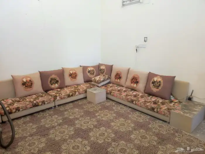 سرير مع تسريحه وكمودينو ومجلس مع سجاده 1